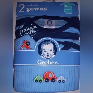 New Gerber cars 2PK Lap Shoulder Gowns. size 0 to 6 Months